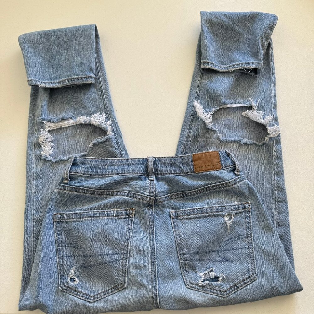 WOMENS AMERICAN EAGLE MOM JEANS 2 LONG DISTRESSED THRASHED HIGH RISE LIGHT WASH‎